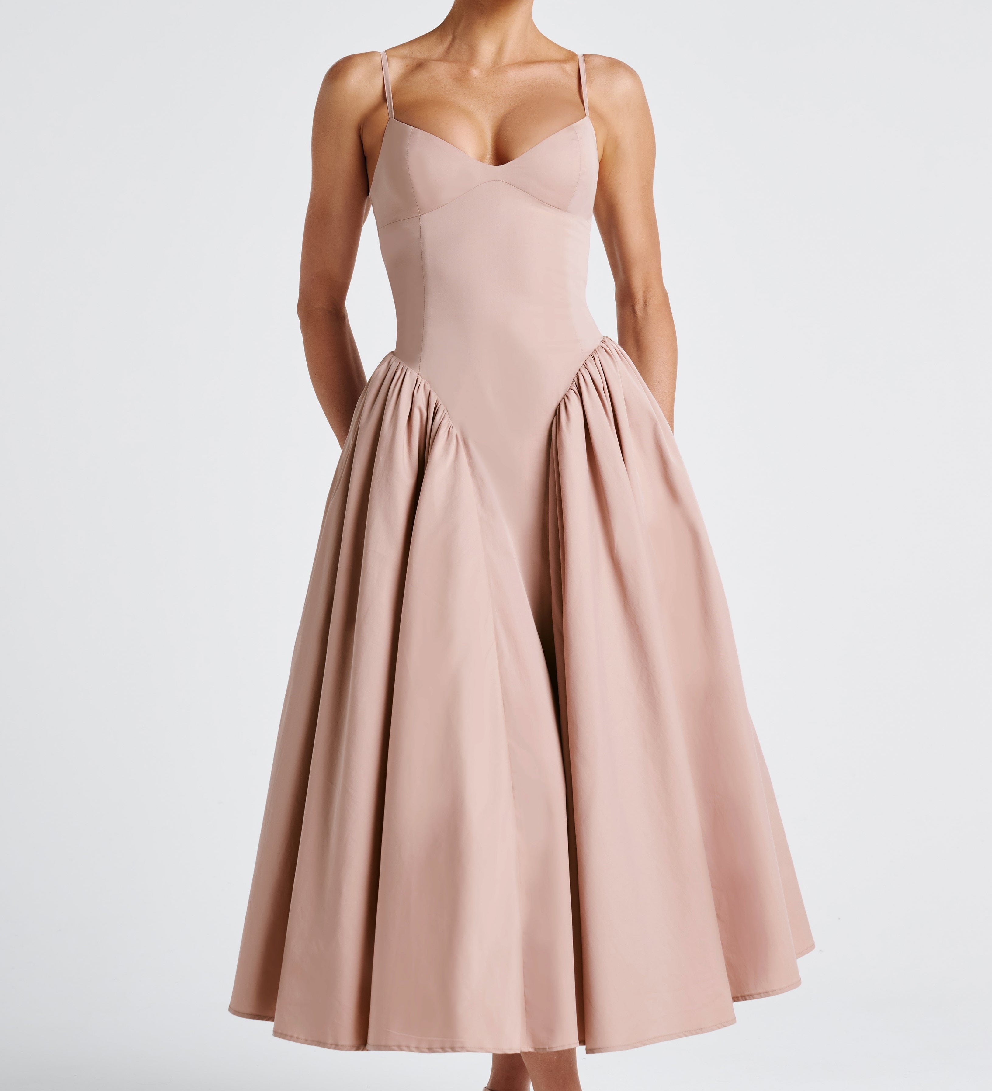Ionela – Elegantní midi šaty s přiléhavým živůtkem a bohatou sukní